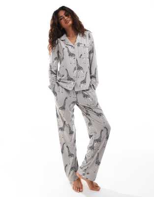 Chelsea Peers Chelsea Peers giraffe printlong sleeve revere and trouser pyjama set in grey