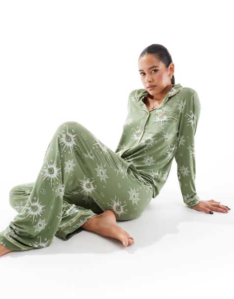 Chelsea Peers – Grön och guldfärgad, himlakroppsmönstrad pyjamas i polymaterial med långärmad topp med platt krage och byxor - view 1