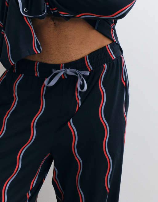 Chelsea Peers His poly long sleeve revere pyjama set in navy wavy stripe, 3 of 4