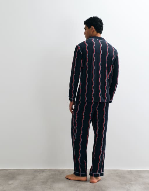 Chelsea Peers His poly long sleeve revere pyjama set in navy wavy stripe, 4 of 4
