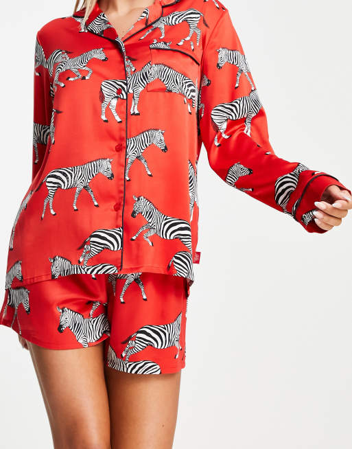 Chelsea Peers – Hochwertiger Satinpyjama in Rot mit Zebraprint, Oberteil mit Reverskragen und Shorts