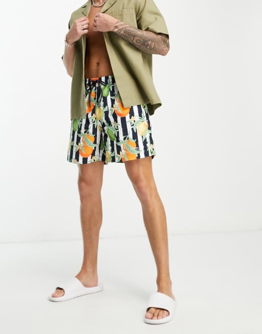 Chelsea Peers - Hvide og marineblå badeshorts med frugtprint