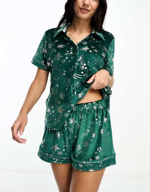 Chelsea Peers - Kerstmis - Fluwelen pyjamaset van top met reverskraag en short met zilverfolieprint in bosgroen