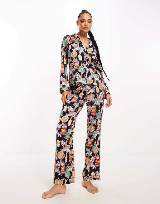 Chelsea Peers - Kerstmis - Satijnen pyjamaset met top met lange mouwen en broek in multi prints