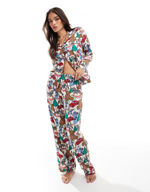 Chelsea Peers - Kerstmis - Satijnen pyjamaset van top met lange mouwen en reverskraag en broek met speelgoedprint in multi