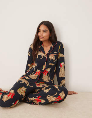 Chelsea Peers - Langärmliges Pyjama-Set aus Polyester mit weihnachtlichem Leopardenmuster und Reverskragen-Marineblau