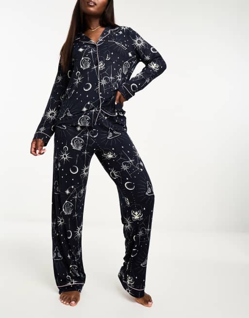 Chelsea Peers - Lange pyjamaset met botanische print in donkerblauw en wit