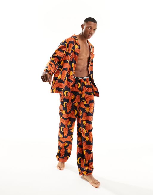 Chelsea Peers – Langer Pyjama aus Satin mit Himmelskörper- und Tigermuster in Marineblau und Rot