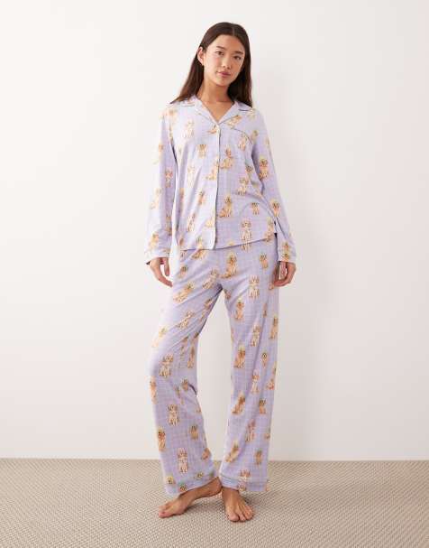 Chelsea Peers – Langer Pyjama in Flieder mit Hunde-Spa-Print und Knopfleiste - view 1