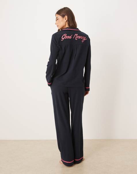 Chelsea Peers – Langer Pyjama in Marineblau mit Knopfleiste, „Good Morning“-Stickerei und wellenförmiger Einfassung - view 1