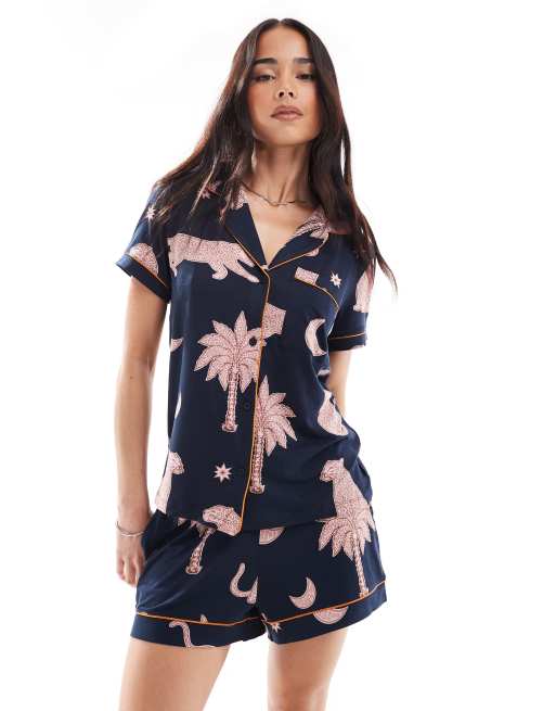 Chelsea Peers – Leopard- och palmmönstrad pyjamas i polymaterial med kortärmad topp med platt krage och shorts 
