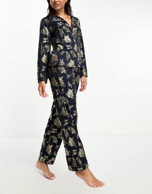 Chelsea Peers - Marineblåt julepyjamassæt i jersey med top med reverskrave og bukser med zebraprint i guldfolie - Kun hos ASOS