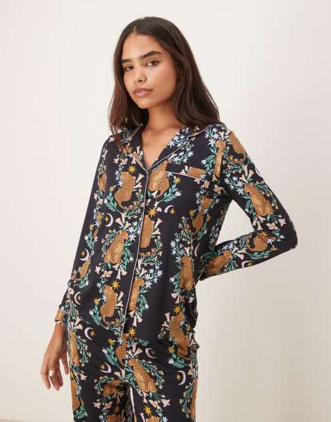 Chelsea Peers - Marineblåt pyjamassæt i polyester med botanisk tigerprint og langærmet overdel med reverskrave - view 1