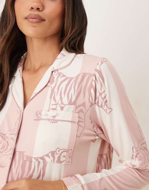 Chelsea Peers Maternity poly long sleeve revere pyjama set in leopard stripe print, 3 of 4