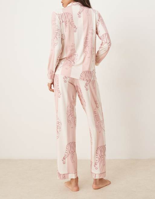 Chelsea Peers Maternity poly long sleeve revere pyjama set in leopard stripe print, 4 of 4