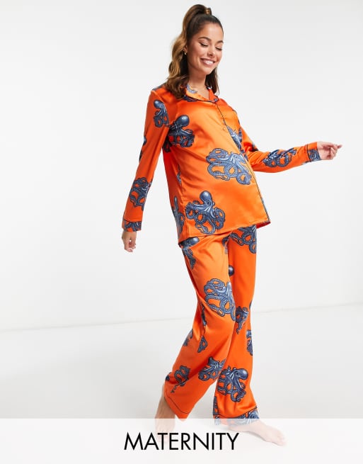 Chelsea Peers Maternity - Pyjamaset van premium satijn met top met reverskraag en broek in oranje met octopusprint
