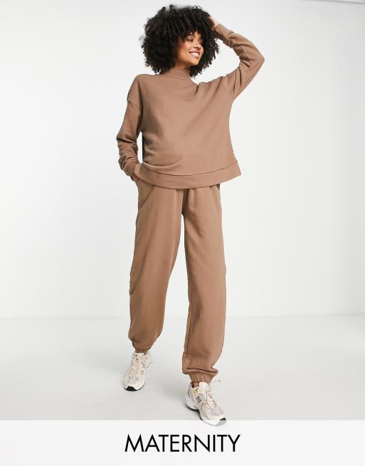 Chelsea Peers Maternity – Szarobrązowy dres oversize: bluza i joggersy z naszywką z tkaniny z logo
