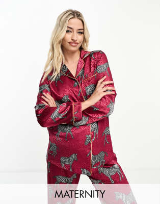 Chelsea Peers Maternity - Weihnachten - Satin-Pyjama aus geknöpftem Oberteil und Hose in Weinrot mit Zebra-Printmuster, ...