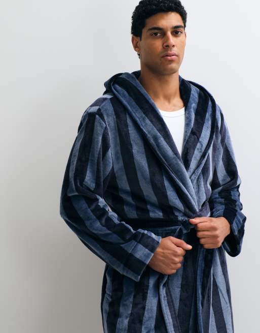 Chelsea Peers Mens fleece robe in navy stripe print, 2 of 5