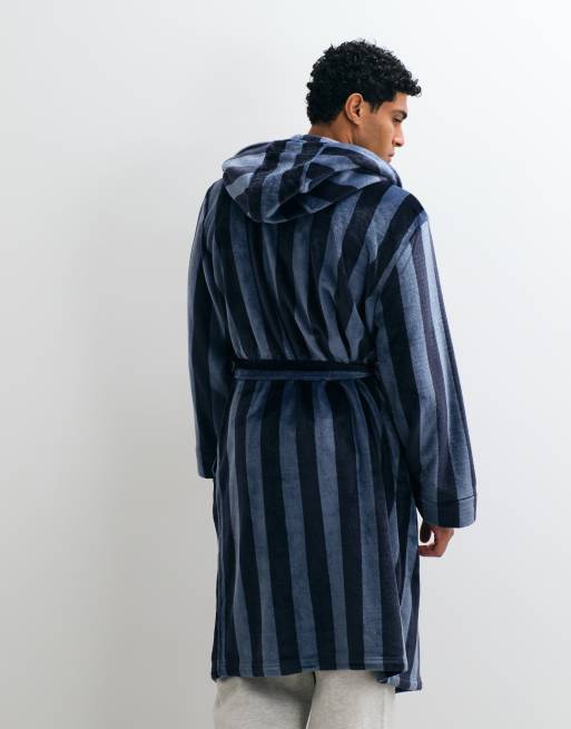 Chelsea Peers Mens fleece robe in navy stripe print, 3 of 5