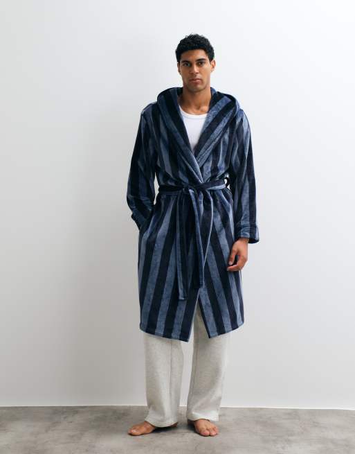 Chelsea Peers Mens fleece robe in navy stripe print, 4 of 5