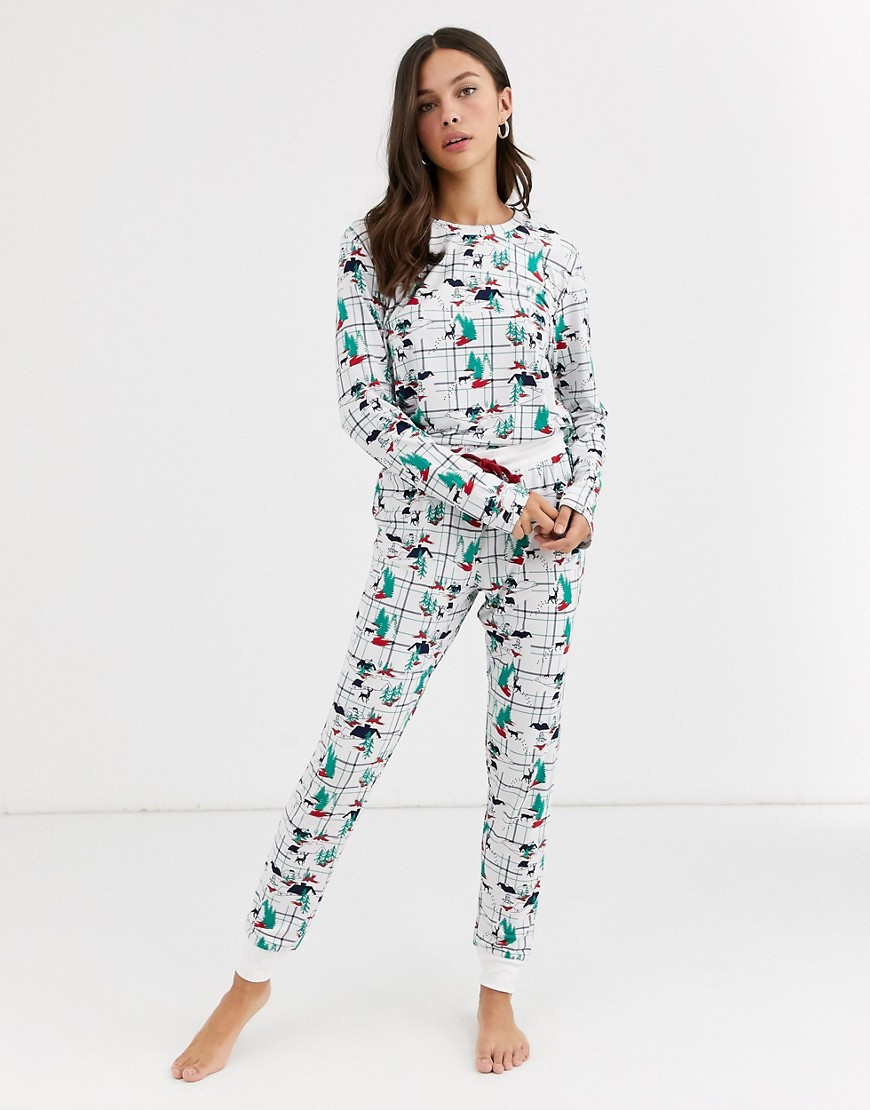 Chelsea Peers – Mönstrad pyjamas med snöklädd skog-Vit