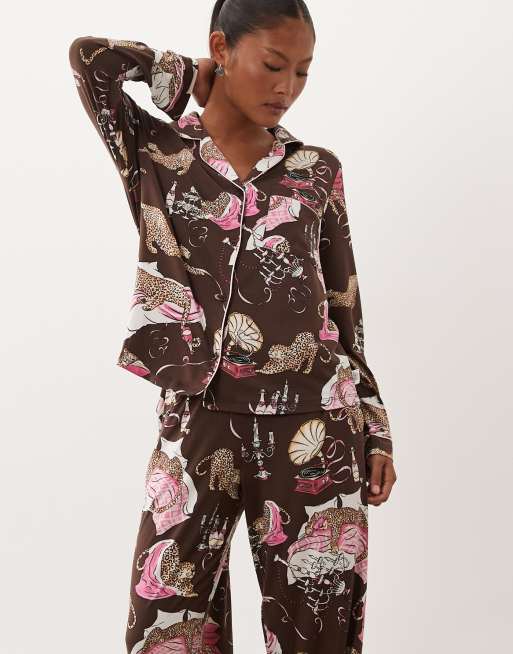 Chelsea Peers Petite button up pyjama set in neutral party leopard print, 3 of 4