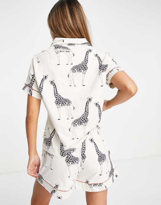 Chelsea Peers Petite cotton revere top and short pyjama set in cream giraffe print , 3 of 4
