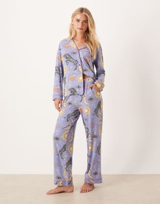 Chelsea Peers Petite - Exclusive - Set in Lila mit Himmelskörper-Printmuster, aus langärmligem Oberteil und Hose