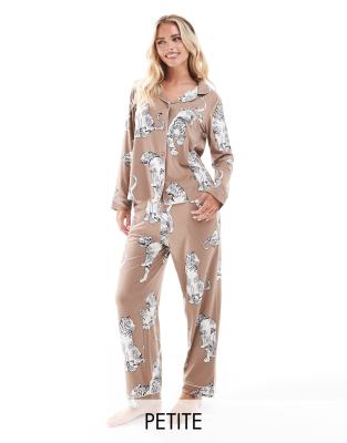 Chelsea Peers Petite - Exklusive Pyjama-Set aus Polyester in Schokoladenbraun mit Tiger-Print, bestehend aus kurzärmlige...