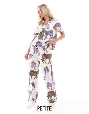 Chelsea Peers Petite - Exklusives Pyjamaset aus Baumwolle in gebrochenem Weiß mit farblich abgestimmtem Leoparden-Prints...