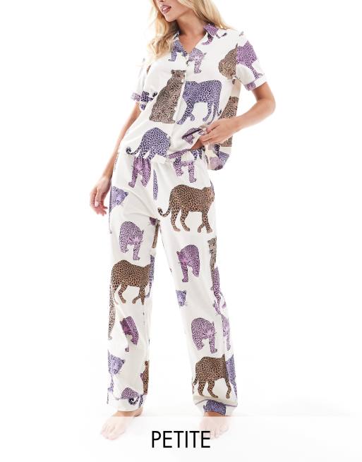 Chelsea Peers Petite – Exklusives Pyjamaset aus Baumwolle in gebrochenem Weiß mit farblich abgestimmtem Leoparden-Prints, bestehend aus kurzärmligem Oberteil mit Knöpfen und Hose