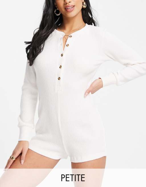 Chelsea Peers Petite – Gerippter Einteiler in Creme mit Knopfleiste vorne 