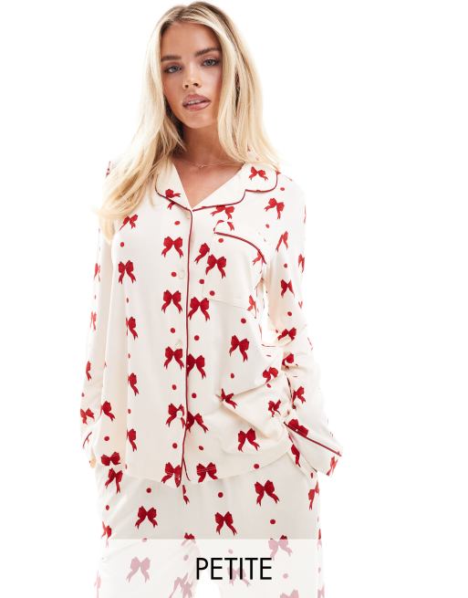 Chelsea Peers Petite – Gräddvit pyjamas i polyester med rött rosettmönster – Exklusivt hos ASOS