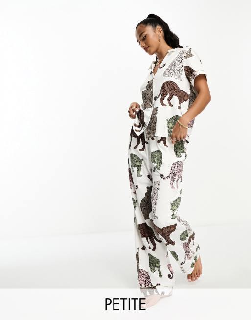 Chelsea Peers Petite - Katoenen pyjamaset met top met knopen en korte mouwen en broek in gebroken wit met luipaardprint in dezelfde kleurschakering