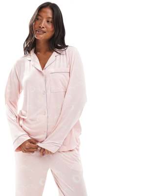 Chelsea Peers Petite - Langärmliges Pyjama-Set aus Polyester in Rosa mit Reverskragen und Nachthimmel-Print