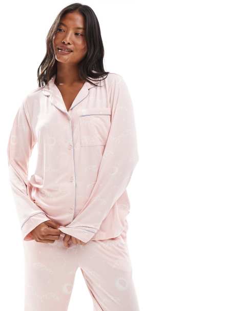 Chelsea Peers Petite - Lyserødt pyjamassæt i polyester med langærmet skjorte med reverskrave og bukser i nattehimmelprint - view 1