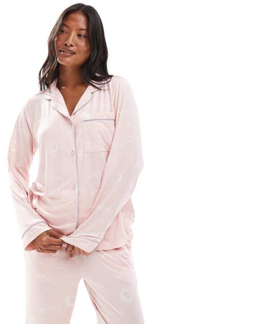 Chelsea Peers Petite - Lyserødt pyjamassæt i polyester med langærmet skjorte med reverskrave og bukser i nattehimmelprint