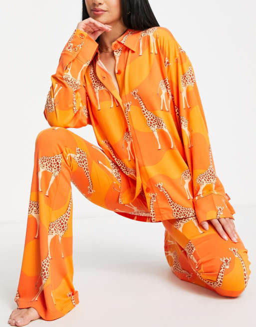 Chelsea Peers Petite – Orange lång pyjamas med giraffmönster , 4 av 4
