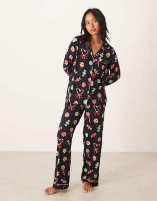 Chelsea Peers Petite Chelsea Peers Petite poly long sleeve revere pyjama set in Christmas candy print-Navy