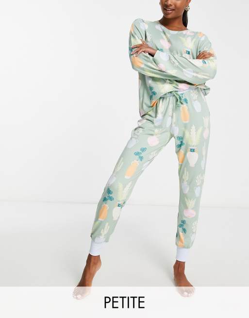 Chelsea Peers Petite - Pyjamaset van top met lange mouwen en joggingbroek met plantenprint in saliegroen 