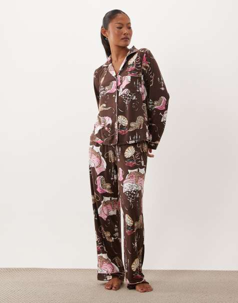 Chelsea Peers Petite pyjamasset med knäppning i neutral leopardmönstrat partytryck - view 1
