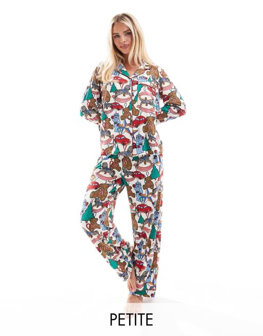 Chelsea Peers Petite - Pyjamassæt med bukser og langærmet top med reverskrave i polyester med julelegetøj- og julekugleprint i flere farver