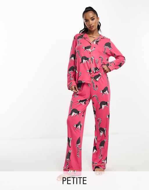 Chelsea Peers Petite – Rosa lemurmönstrad pyjamas i jersey med knappförsedd topp och byxor, exklusivt hos ASOS 