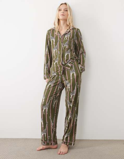 Chelsea Peers Petite superblødt pyjamassæt med knapper i grønt og pink giraffetryk med slyngemønster - view 1