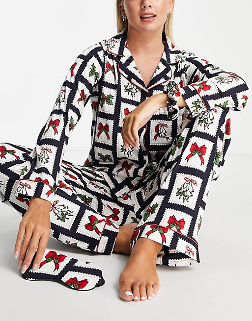 Chelsea Peers - Pigiama con top, pantaloni, mascherina da notte ed elastico per capelli con stampa francobolli natalizi
