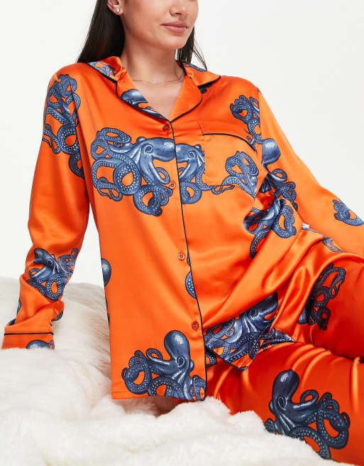 Chelsea Peers - Pigiama premium in raso con top con rever e pantaloni arancione con stampa di polpi