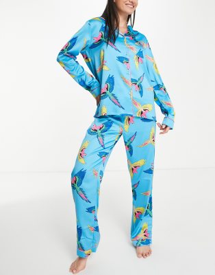 Chelsea Peers - Pigiama premium in raso con top con rever e pantaloni blu con stampa di pappagalli