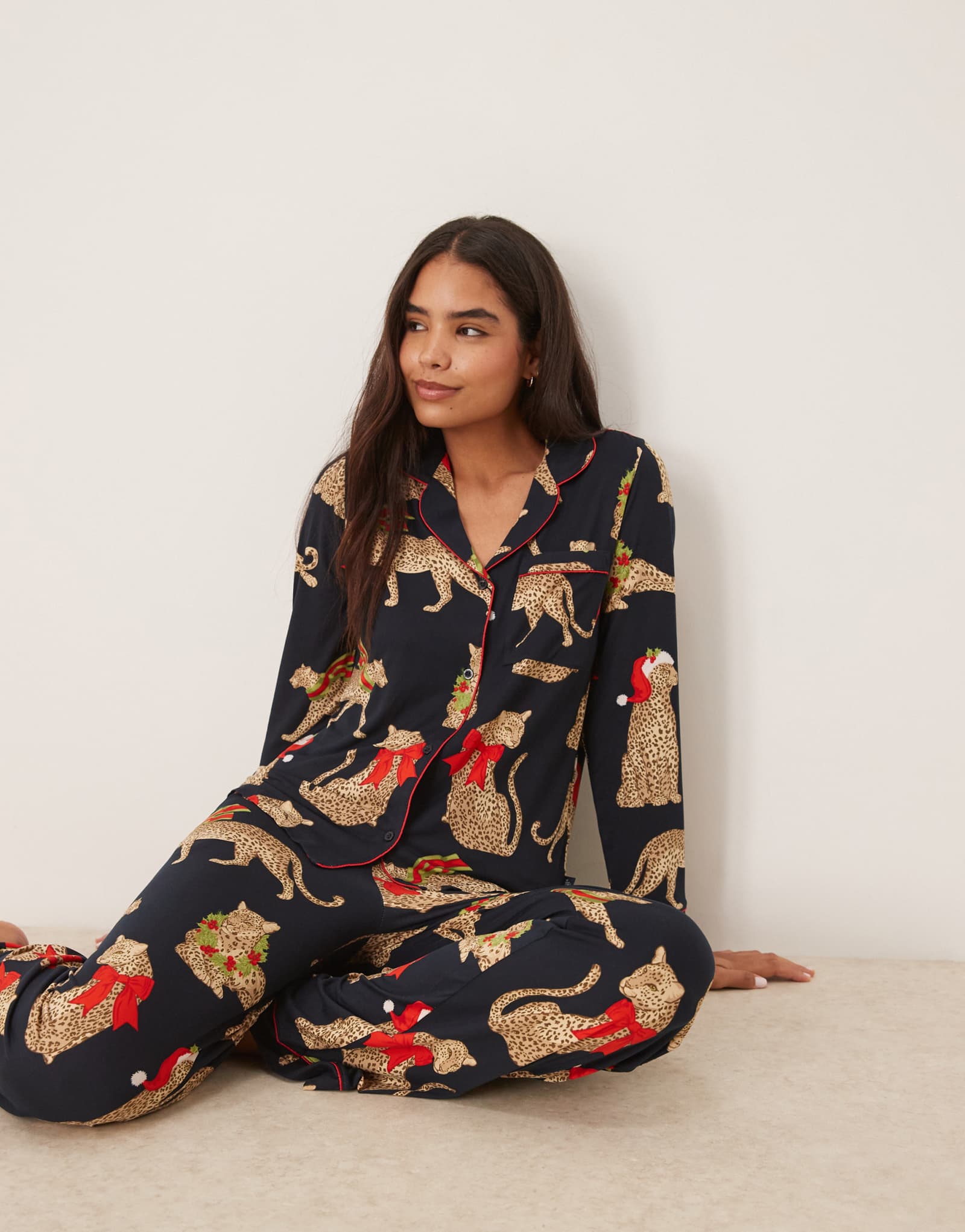 Пижамный комплект Chelsea Peers poly с длинным рукавом и отложным воротником в рождественском леопардовом стиле