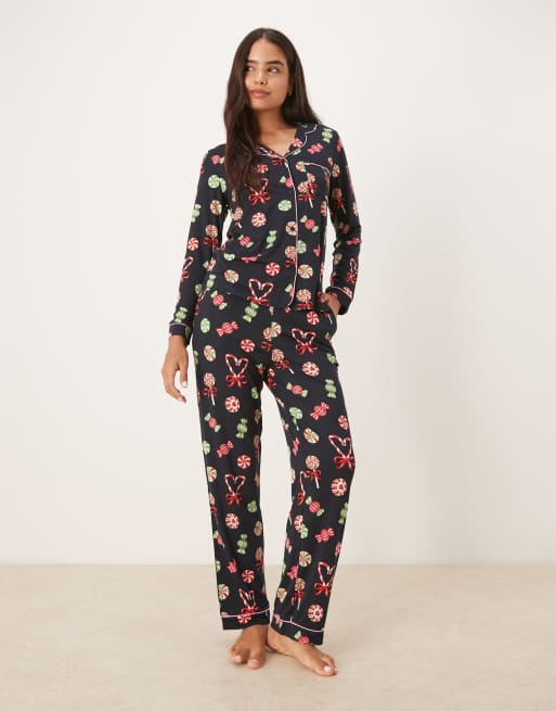 Chelsea Peers poly long sleeve revere pyjama set in Christmas candy print, 3 of 4